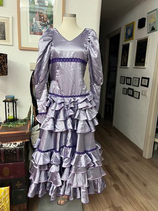 Vestido estilo medieval morado y plateado