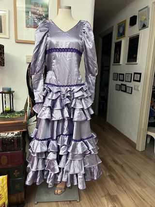 Vestido estilo medieval morado y plateado