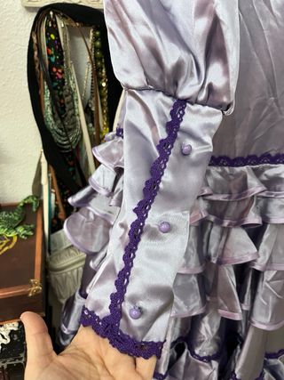 Vestido estilo medieval morado y plateado