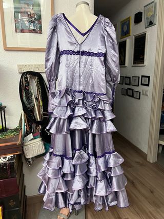 Vestido estilo medieval morado y plateado