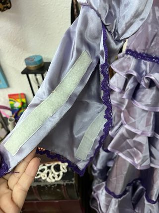 Vestido estilo medieval morado y plateado