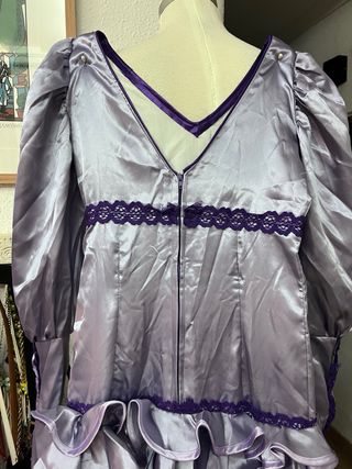 Vestido estilo medieval morado y plateado