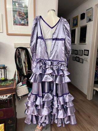 Vestido estilo medieval morado y plateado
