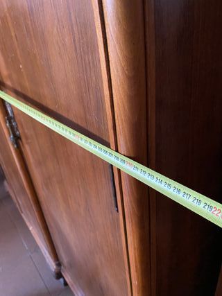 Armario antiguo de madera con detalles