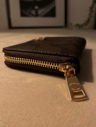 Billetera Coach Clásica Marrón con Dorado