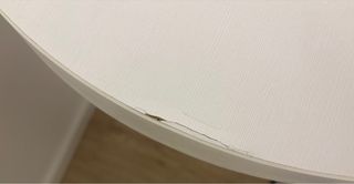 Escritorio de madera blanco y lila con cajones