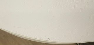 Escritorio de madera blanco y lila con cajones