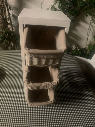 Mueble de mimbre y madera con 3 cestas