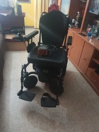 Silla de ruedas eléctrica negra