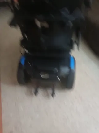 Silla de ruedas eléctrica negra