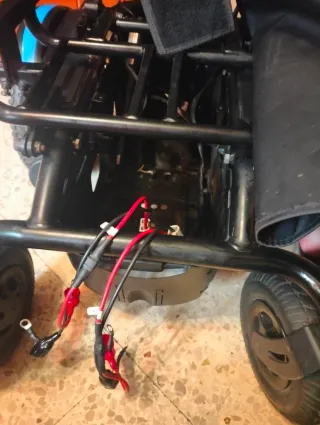 Silla de ruedas eléctrica negra