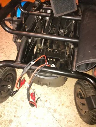 Silla de ruedas eléctrica negra