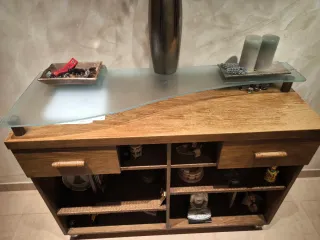 Mueble madera con detalle cristal