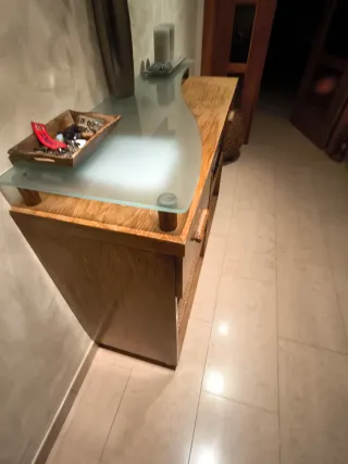 Mueble madera con detalle cristal