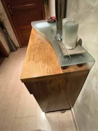 Mueble madera con detalle cristal