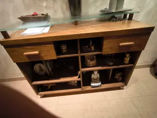 Mueble madera con detalle cristal