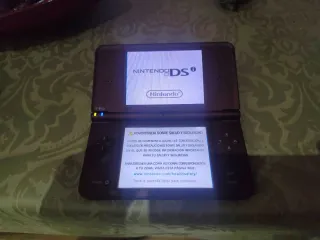 Nintendo DSi XL Burdeos. Con 14 juegos instalados.