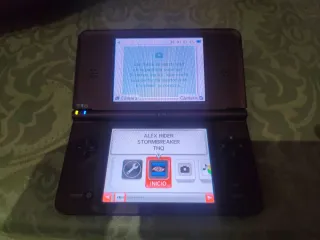Nintendo DSi XL Burdeos. Con 14 juegos instalados.