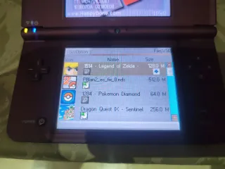 Nintendo DSi XL Burdeos. Con 14 juegos instalados.