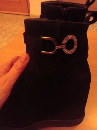 Botines de cuña negros con detalle