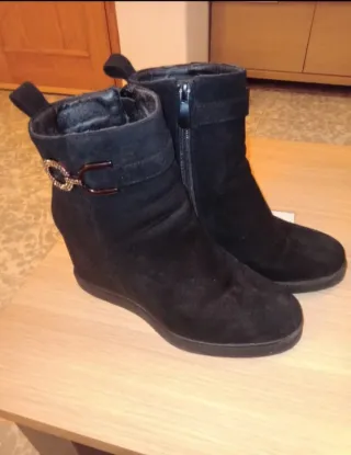 Botines de cuña negros con detalle