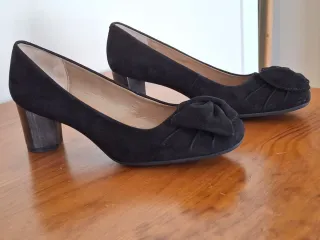 Zapato salón ante negro tacón ancho flor