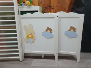 Cuna de madera blanca