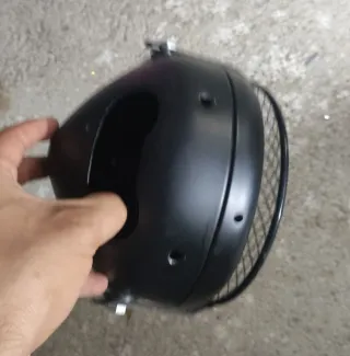 Farol de moto com grade