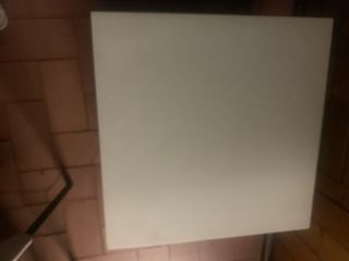 Mesa auxiliar de madera con ruedas