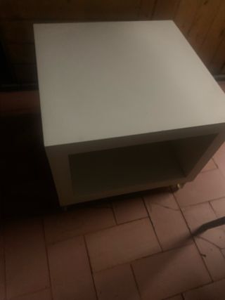 Mesa auxiliar de madera con ruedas