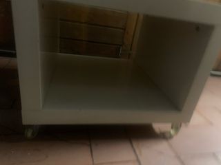 Mesa auxiliar de madera con ruedas