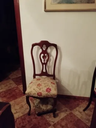 Sofá clásico tapizado floral madera