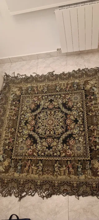 Tapiz antiguo floral con figuras