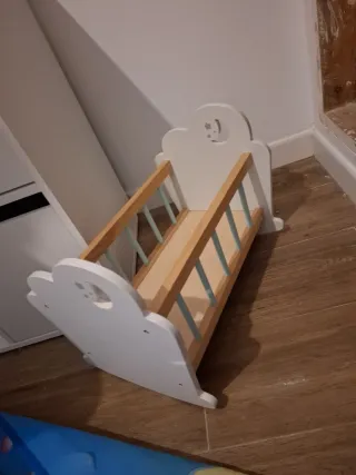 Cuna para muñecos de madera