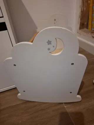 Cuna para muñecos de madera