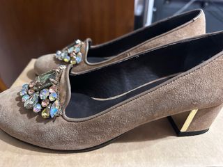Zapatos ante marrones talla 37 con pedrería