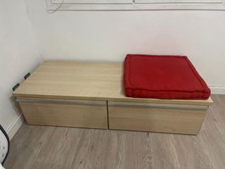 Mueble de madera con 2 cajones de ruedas.