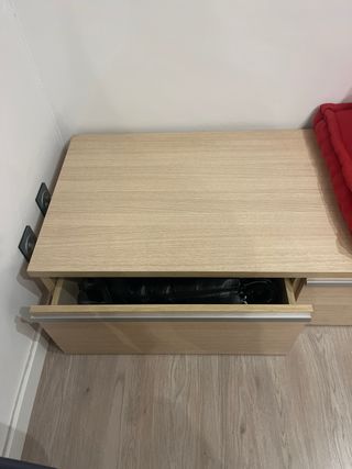 Mueble de madera con 2 cajones de ruedas.
