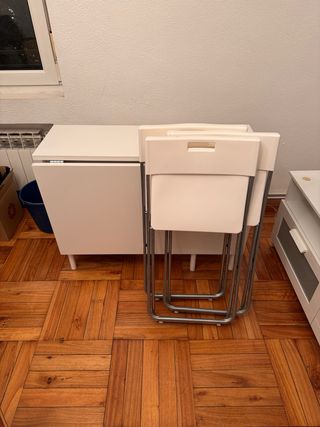 Mesa plegable IKEA Kallhall y 3 sillas