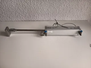 Cilindro Neumático Festo con Sensores Reed