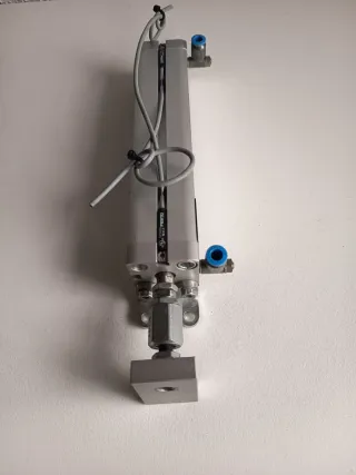 Cilindro Neumático Festo con Sensores Reed