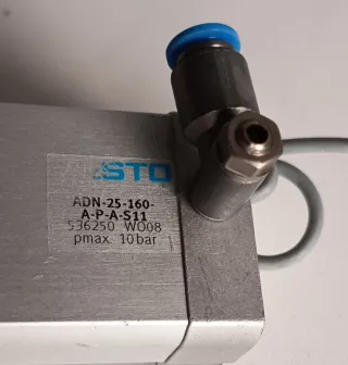 Cilindro Neumático Festo con Sensores Reed