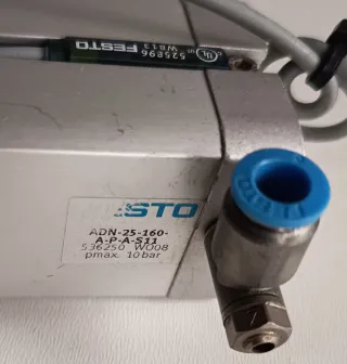 Cilindro Neumático Festo con Sensores Reed