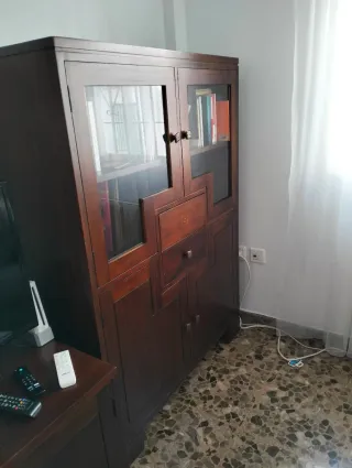 Vitrina de madera y cristal