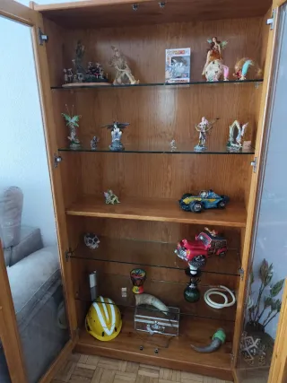 Vitrina de pino macizo con puertas de cristal