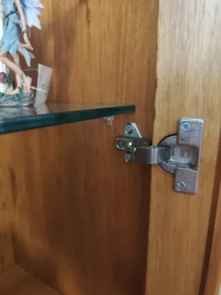 Vitrina de pino macizo con puertas de cristal