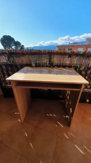 Mesa de madera color beige/marrón