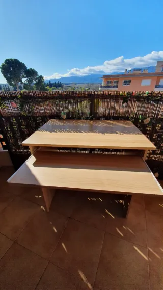 Mesa de madera color beige/marrón