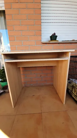 Mesa de madera color beige/marrón