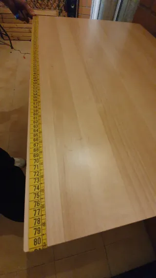 Mesa de madera color beige/marrón